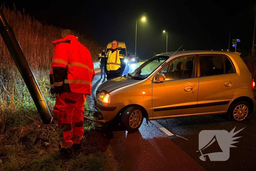 Automobilist verliest macht over stuur en klapt op lantaarnpaal