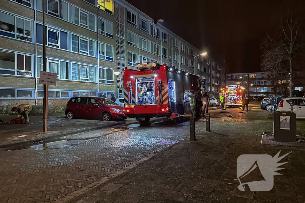 Brand in flatwoning omliggende woningen ontruimd