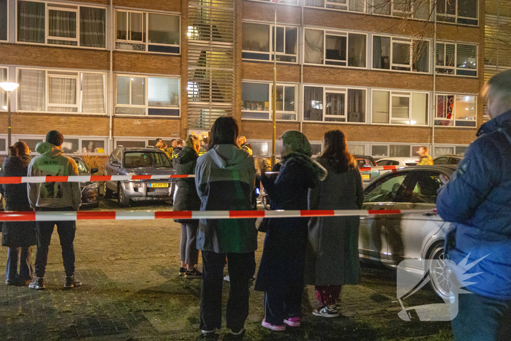 Brand in flatwoning omliggende woningen ontruimd