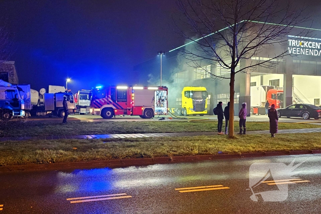 Vrachtwagen brandt uit bij truckcenter