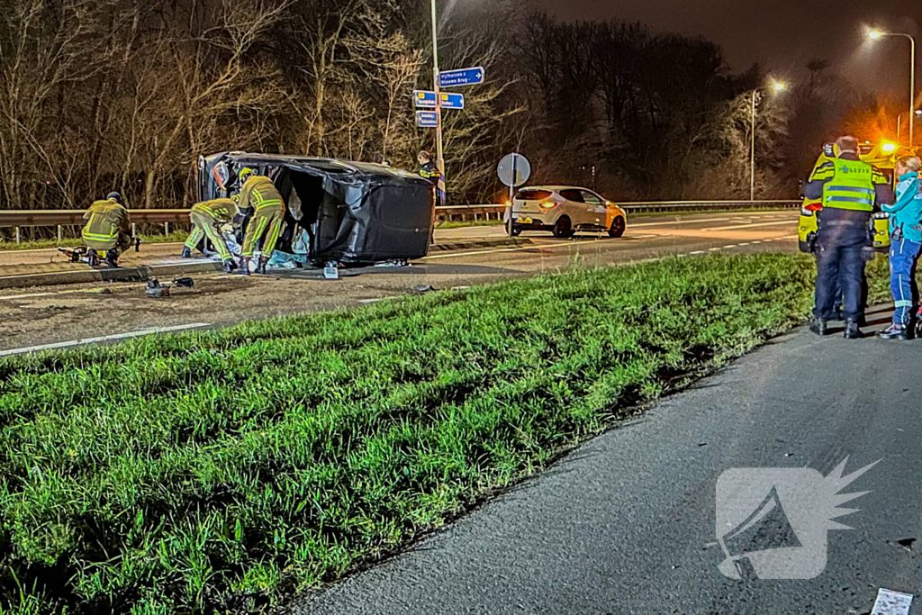 Automobilist ramt lantaarnpaal en belandt op zijkant