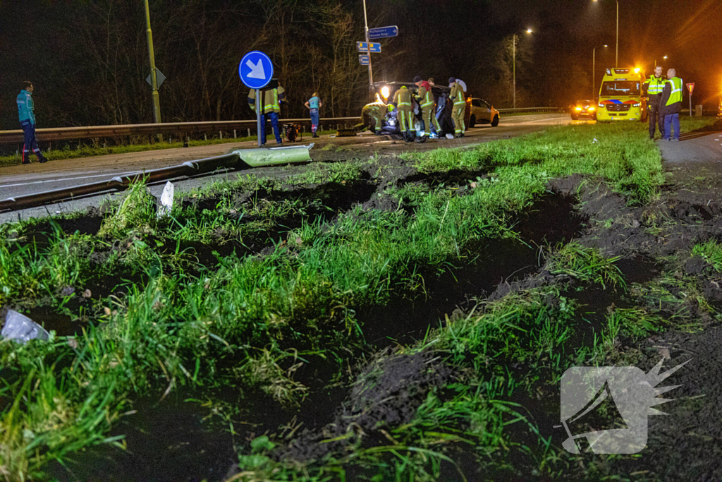 Automobilist ramt lantaarnpaal en belandt op zijkant