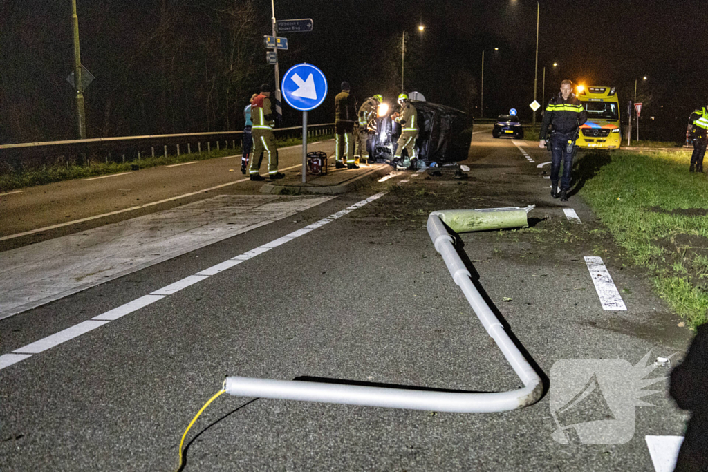 Automobilist ramt lantaarnpaal en belandt op zijkant