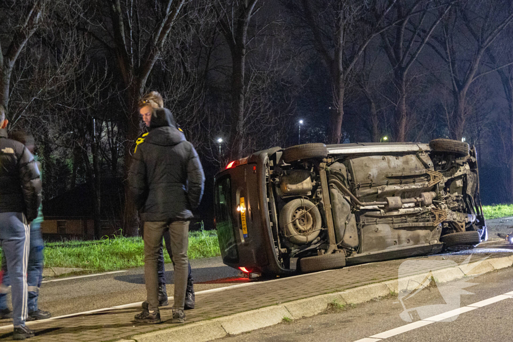 Automobilist ramt lantaarnpaal en belandt op zijkant