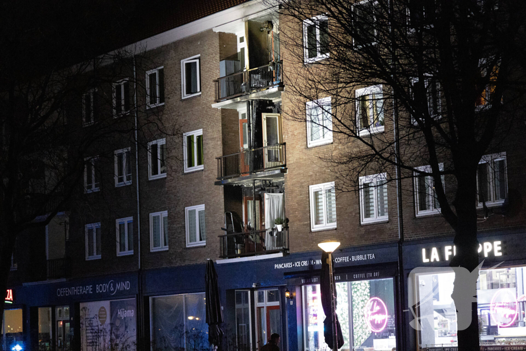 Grote brand op balkon van flat