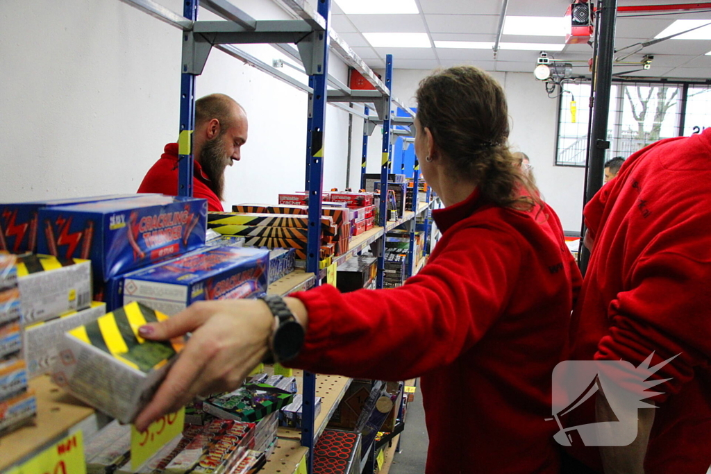 Drukte bij verkoop vuurwerk op oudjaarsdag