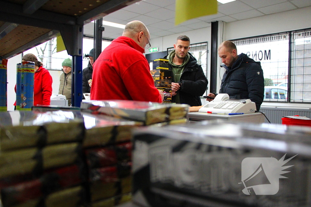 Drukte bij verkoop vuurwerk op oudjaarsdag