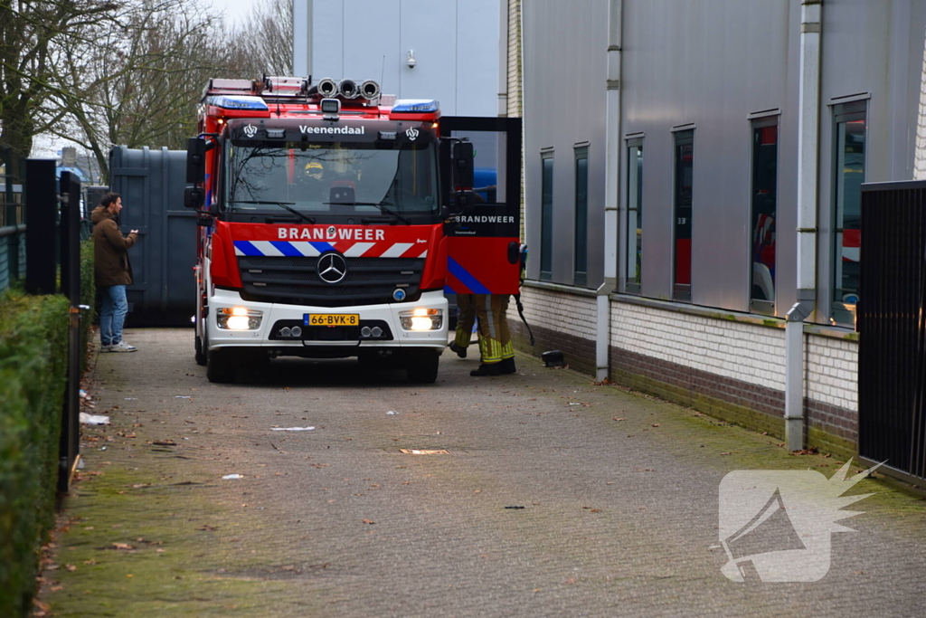 Brandweer blust brandende container