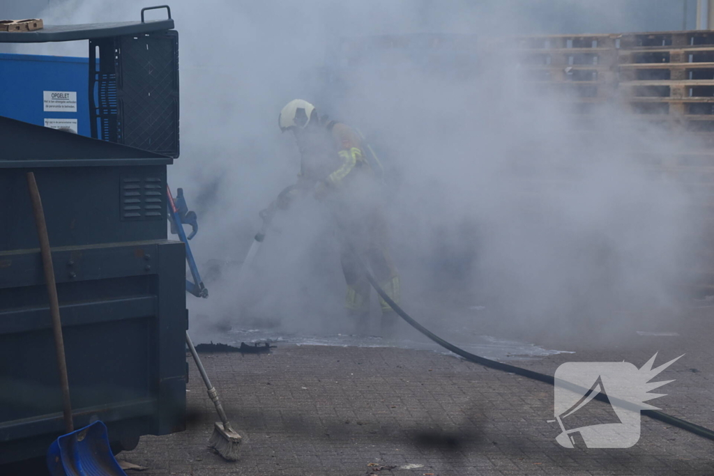 Brandweer blust brandende container