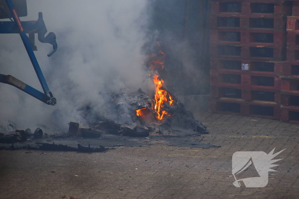 Brandweer blust brandende container