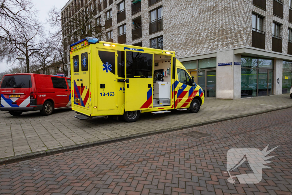 Persoon ademt rook in bij keukenbrand