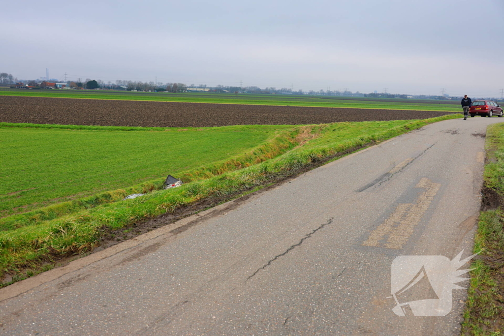 Vaten met gevaarlijke stoffen gevonden in sloot