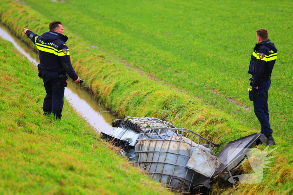 Vaten met gevaarlijke stoffen gevonden in sloot