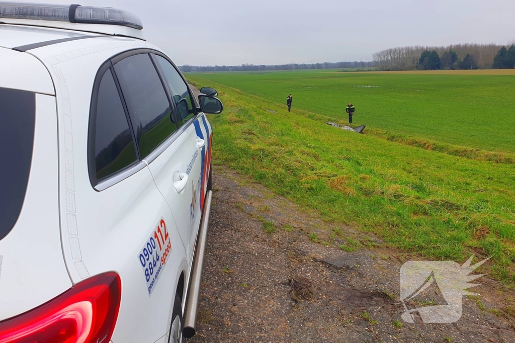 Vaten met gevaarlijke stoffen gevonden in sloot