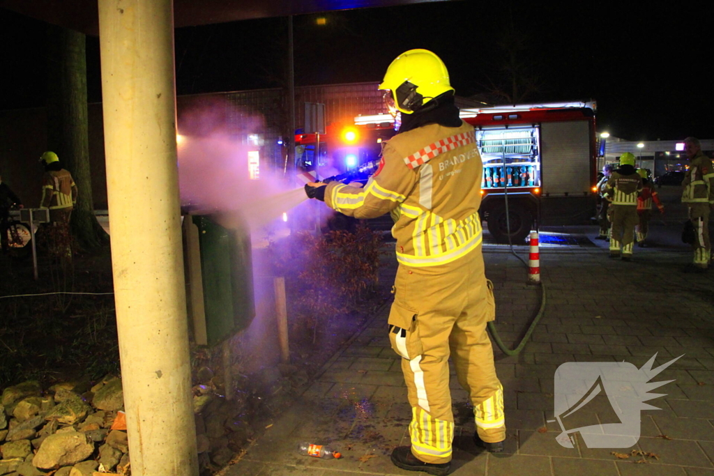 Brandweer blust brandende prullenbak