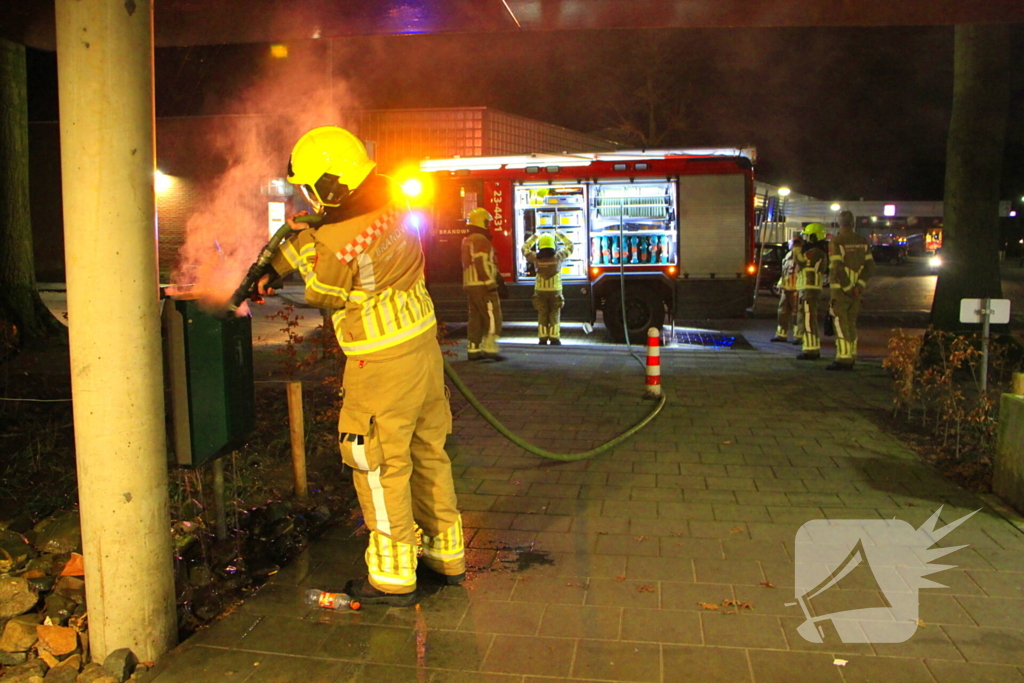 Brandweer blust brandende prullenbak