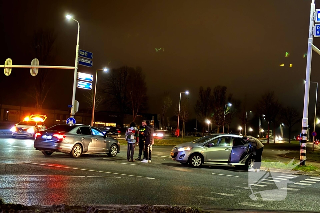 Veel schade bij aanrijding tussen twee voertuigen op kruising