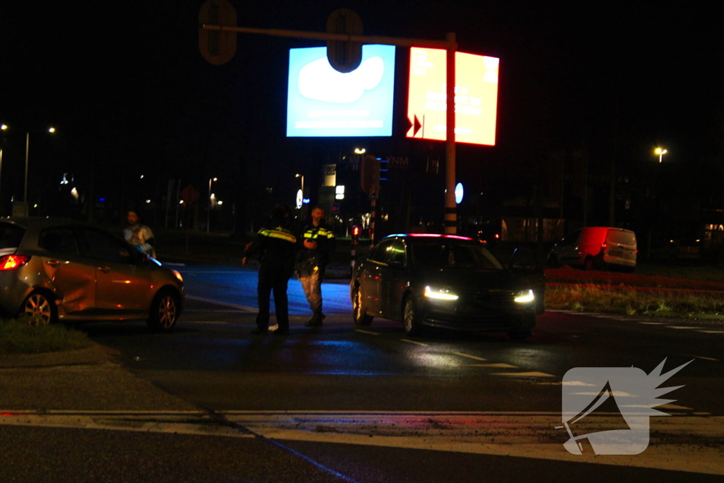 Veel schade bij aanrijding tussen twee voertuigen op kruising