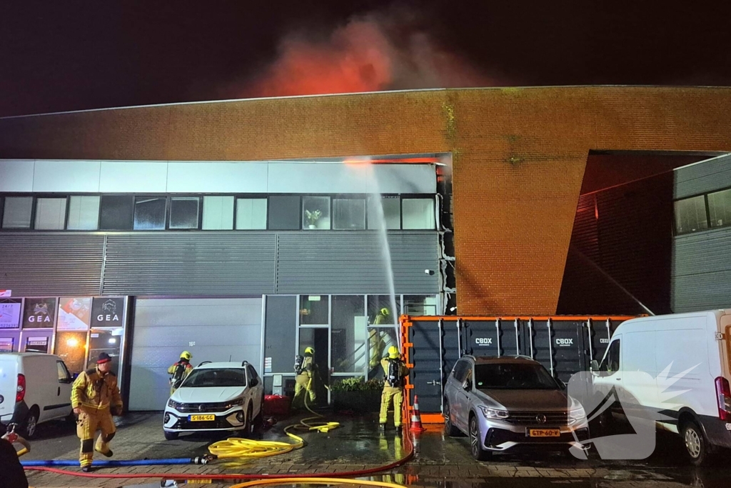 Forse rookwolken bij uitslaande kantoorbrand