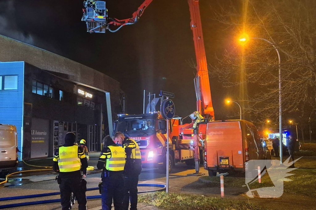 Forse rookwolken bij uitslaande kantoorbrand