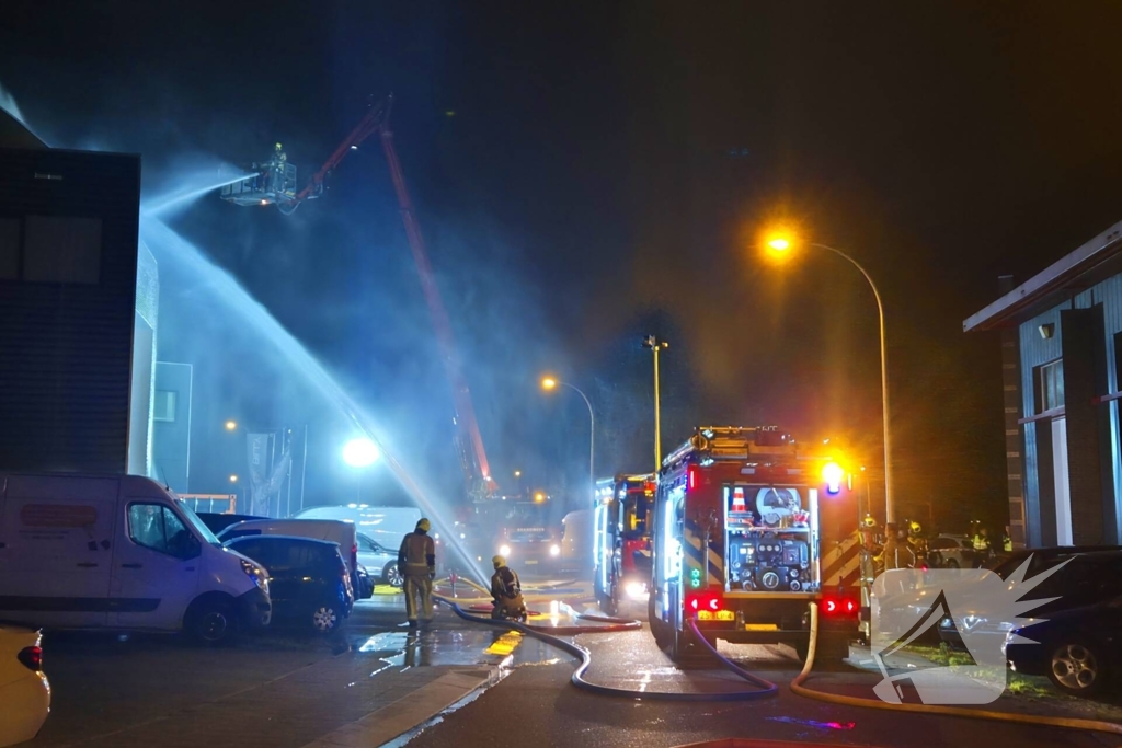 Forse rookwolken bij uitslaande kantoorbrand