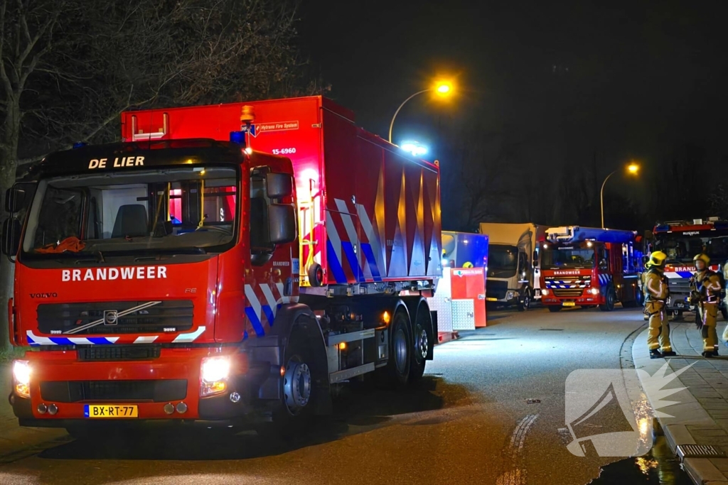 Forse rookwolken bij uitslaande kantoorbrand