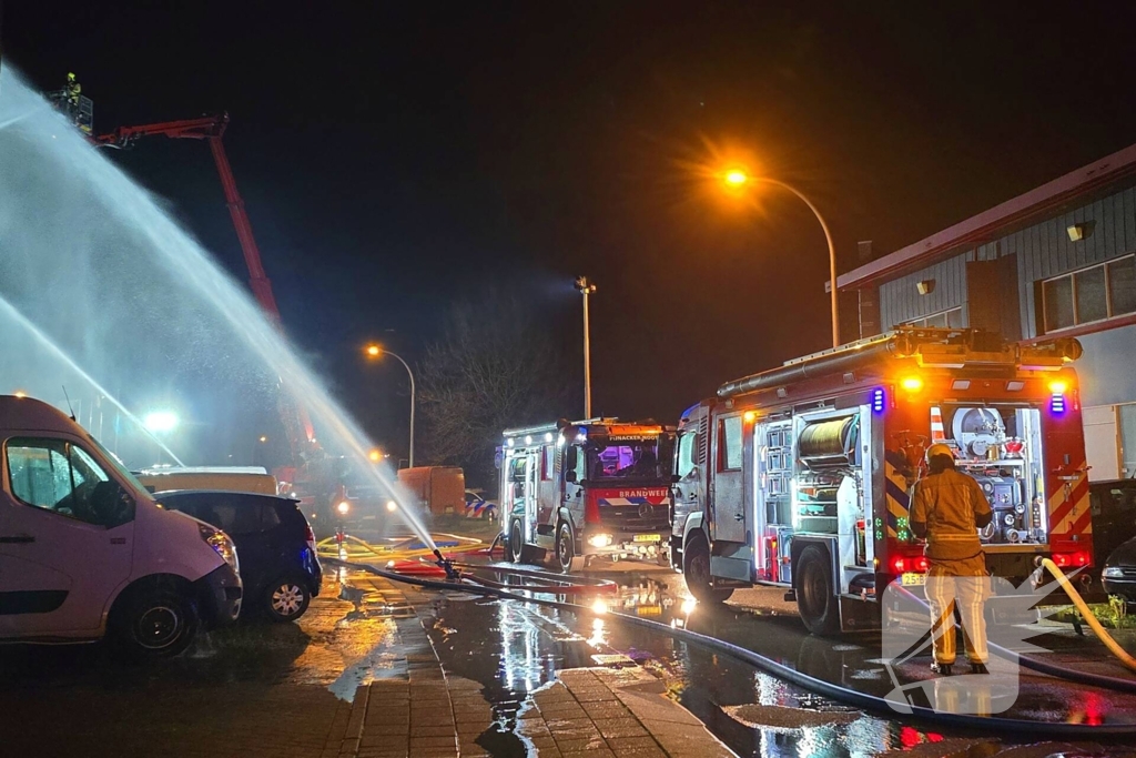 Forse rookwolken bij uitslaande kantoorbrand