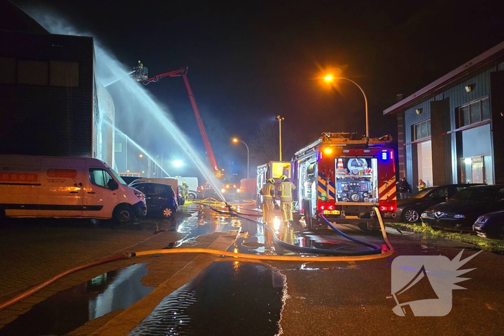 Forse rookwolken bij uitslaande kantoorbrand