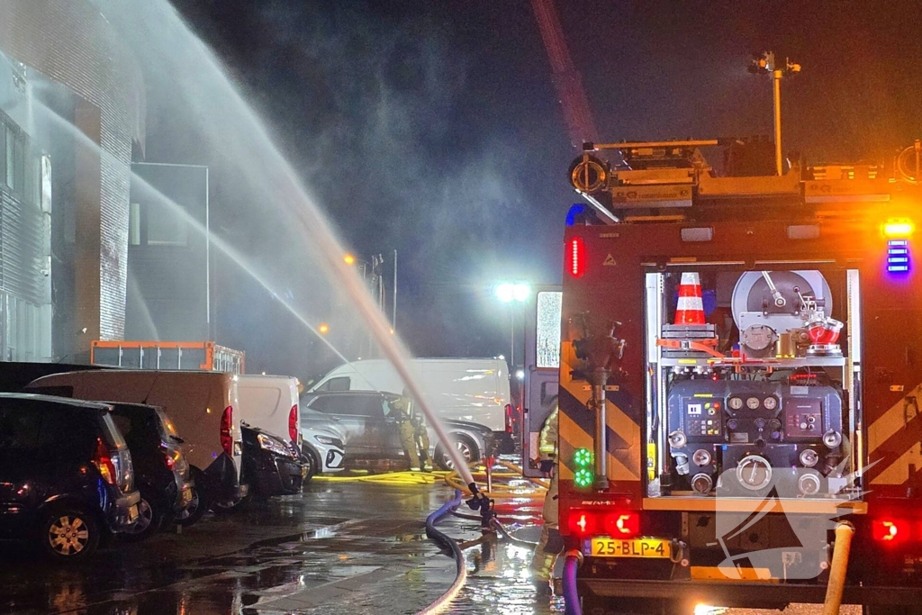 Forse rookwolken bij uitslaande kantoorbrand