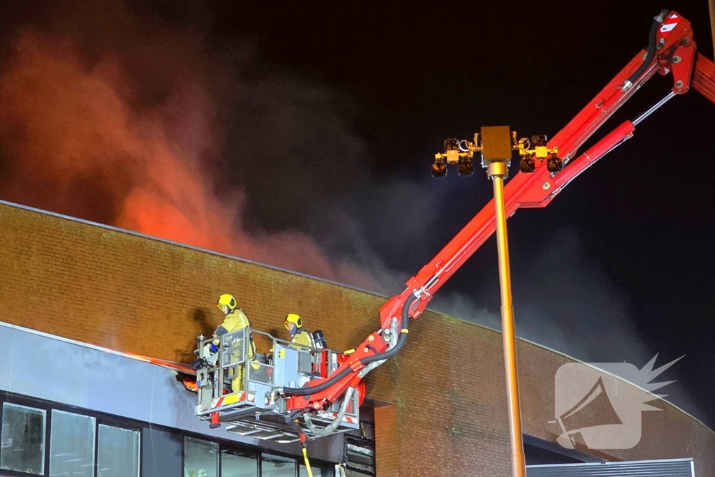 Forse rookwolken bij uitslaande kantoorbrand