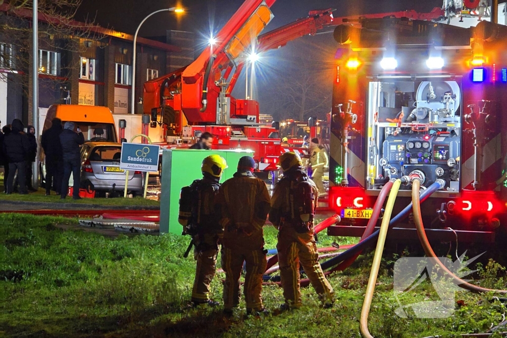 Forse rookwolken bij uitslaande kantoorbrand