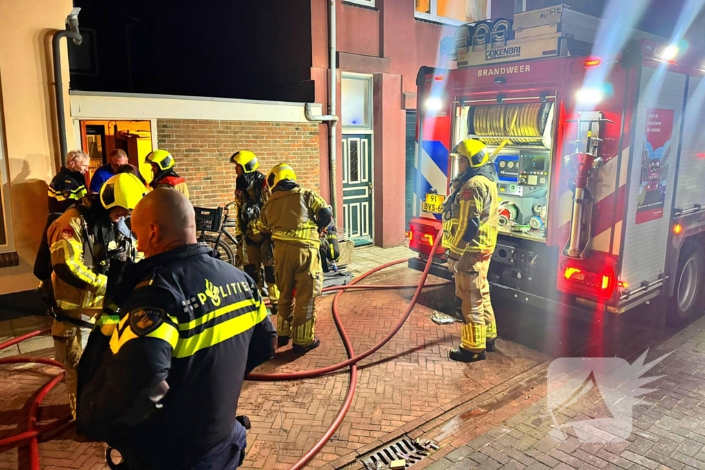 Straat ontruimd wegens brand door vuurpijl