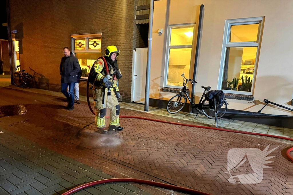 Straat ontruimd wegens brand door vuurpijl