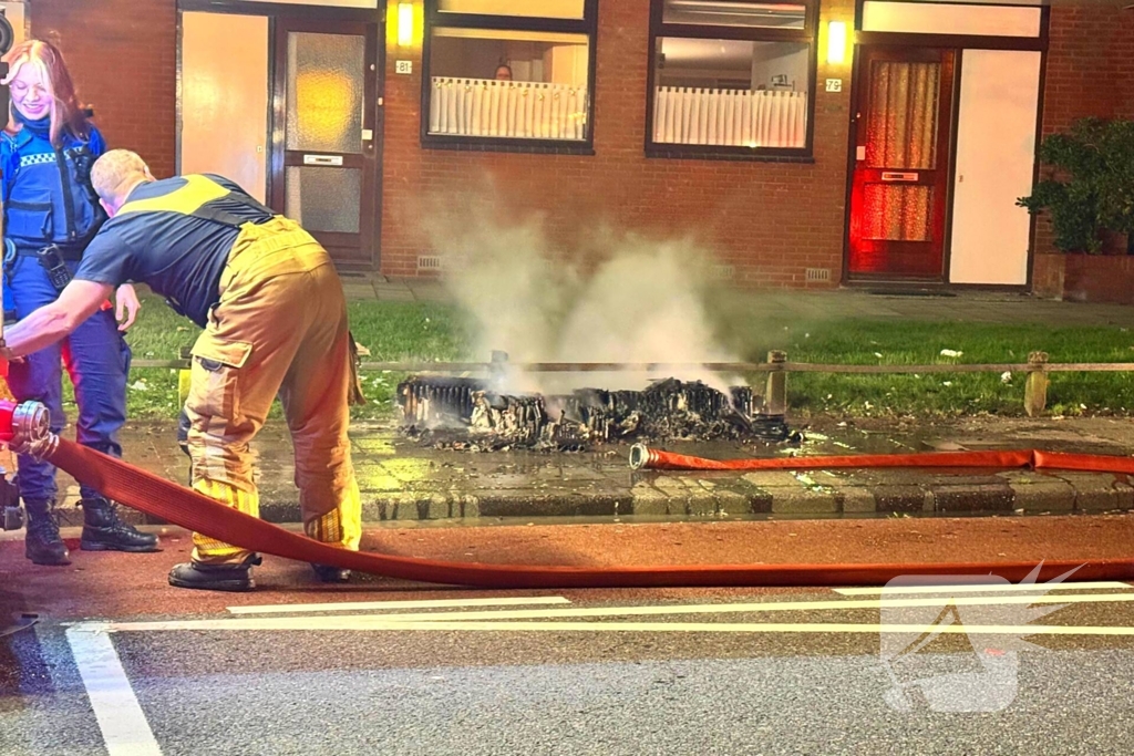 Straat ontruimd wegens brand door vuurpijl