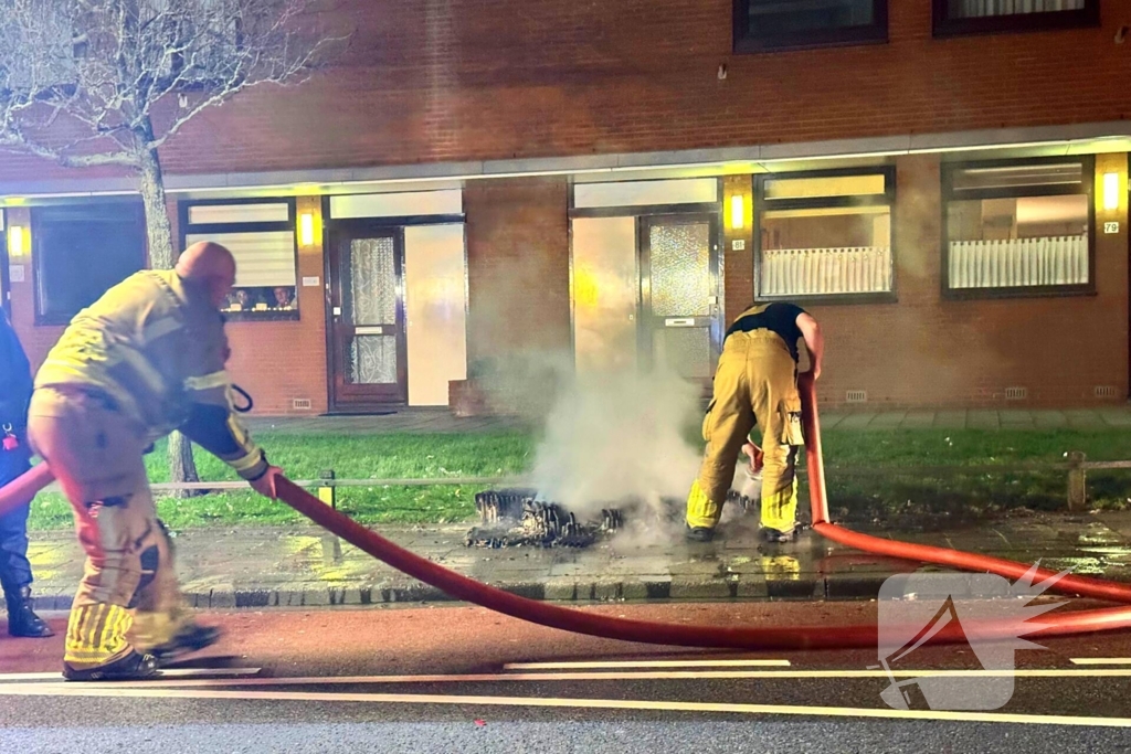 Straat ontruimd wegens brand door vuurpijl