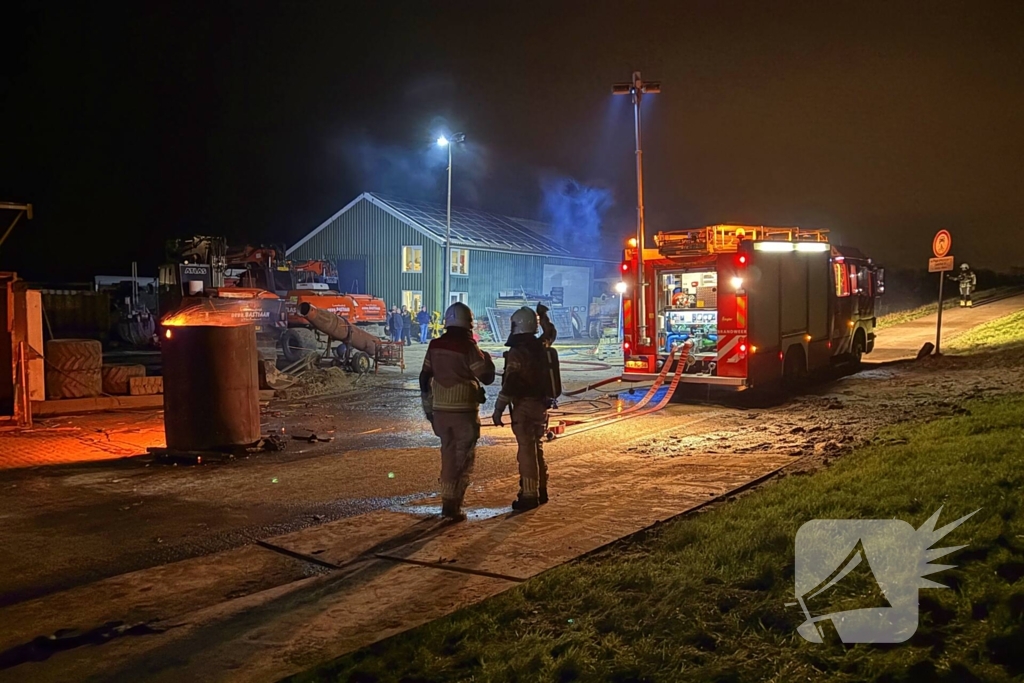 Vuur uit ton slaat over naar schuur