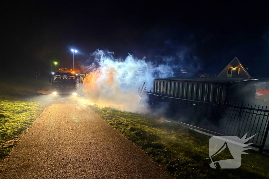 Vuur uit ton slaat over naar schuur