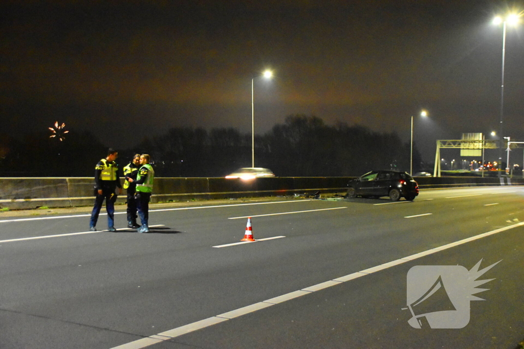 Auto slaat over de kop op snelweg