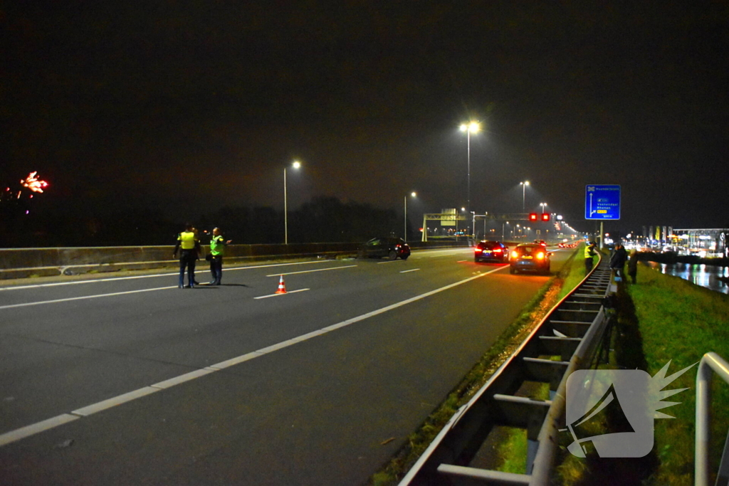 Auto slaat over de kop op snelweg