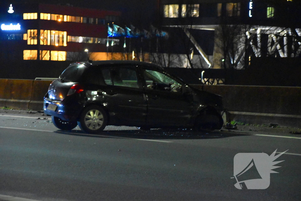 Auto slaat over de kop op snelweg