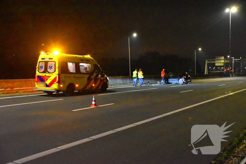 Auto slaat over de kop op snelweg