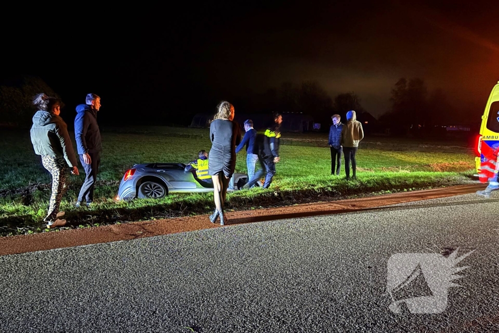 Auto vliegt uit de bocht en belandt in greppel