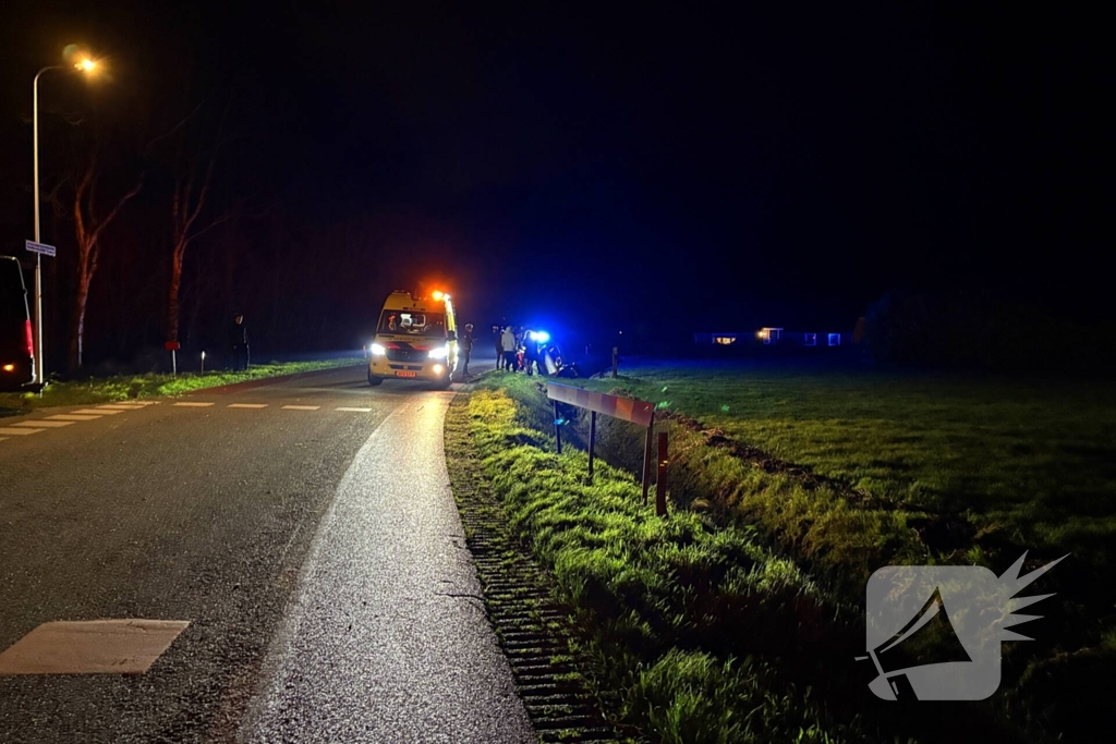 Auto vliegt uit de bocht en belandt in greppel