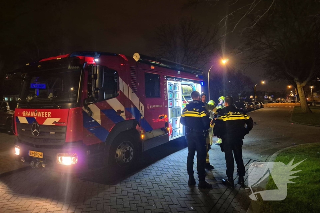 Brandweer blust afvalbrand op straat