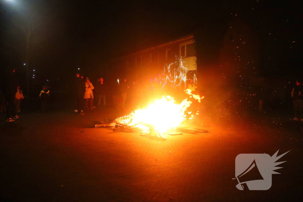 Hulpdiensten controleren vreugdevuur op kruising