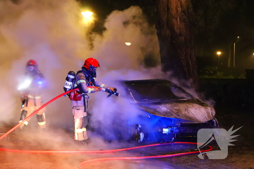 Vlammenzee op parkeerplaats tijdens jaarwisseling