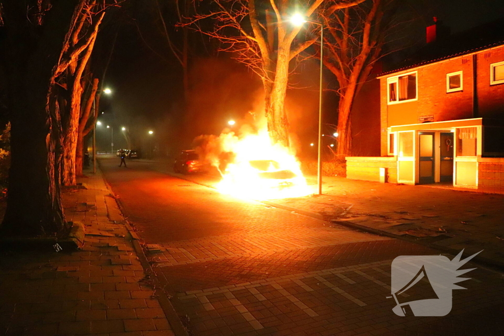 Vlammenzee op parkeerplaats tijdens jaarwisseling