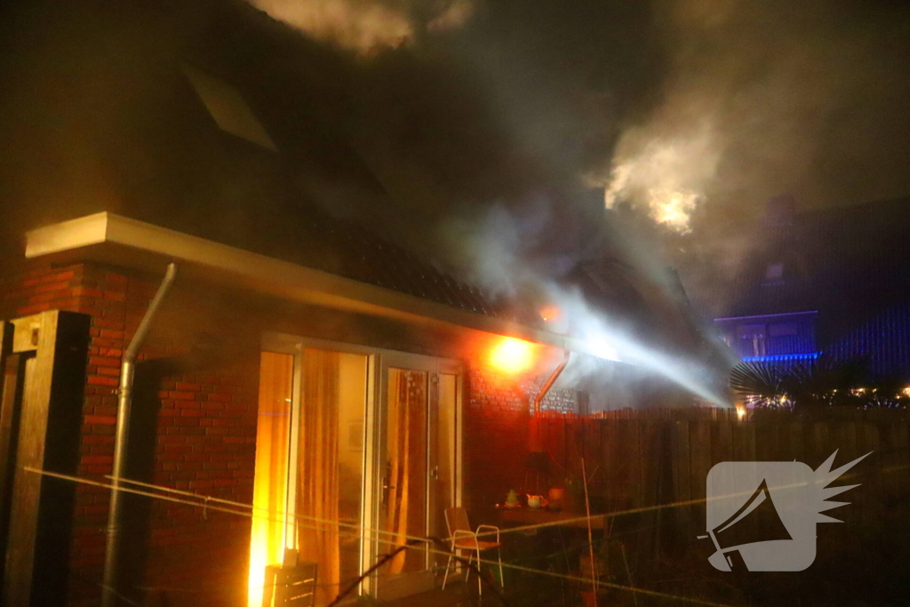 Brand in dak van woning