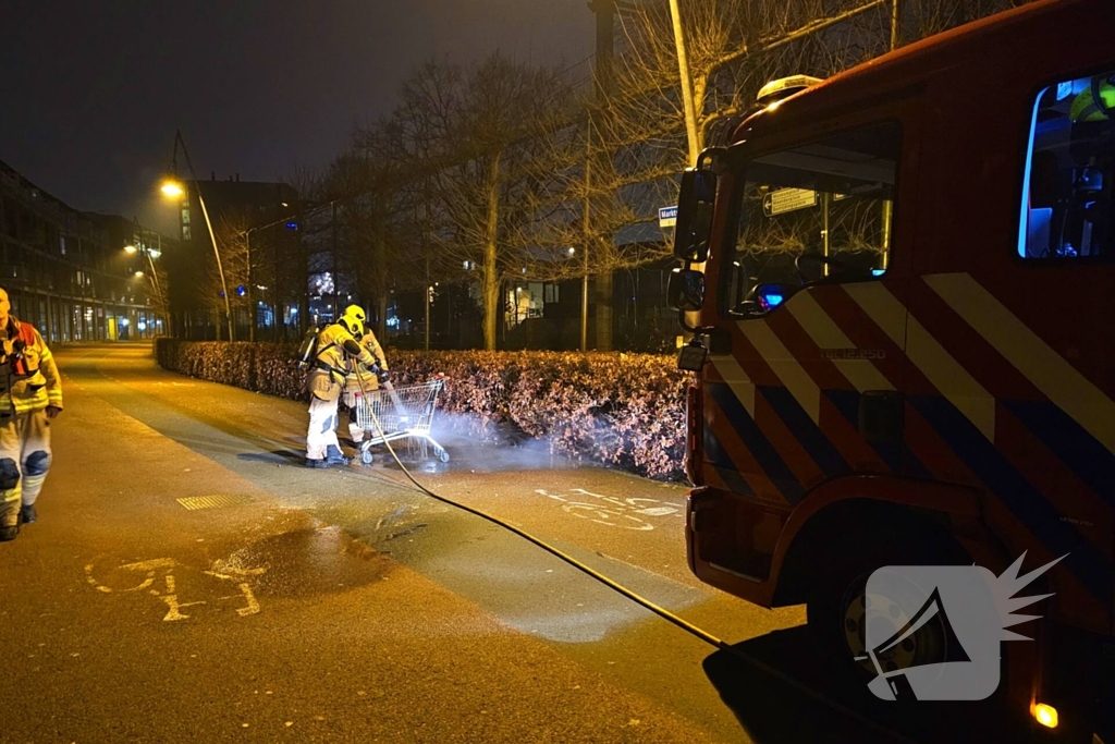 Winkelwagen met afval in brand gestoken