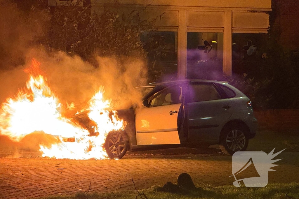 Auto rijdt over vuurtje heen en vat vlam